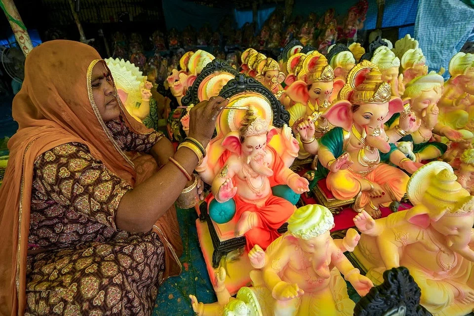 பஞ்சாப் மாநிலம் அமிர்தசரசில் இயற்கைப் பொருள்களைக் கொண்டு கைவினைக் கலைஞர்கள் சிலைகளைத் தயாரித்து வருகிறார்கள்.