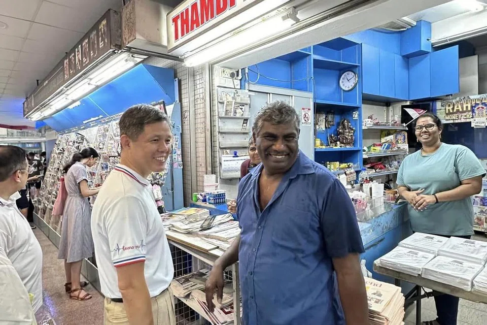 கடை மூடப்படும் செய்தி கல்வி அமைச்சர் சான் சுன் சிங்கின் கவனத்துக்கும் சென்றதால், கடந்த வாரயிறுதியில் ஹாலந்து வில்லேஜ் பகுதிக்குச் சென்று திரு செந்தில்முருகனைச் சந்தித்து  அமைச்சர் சான் (இடம்) ஆறுதல் கூறினார். 