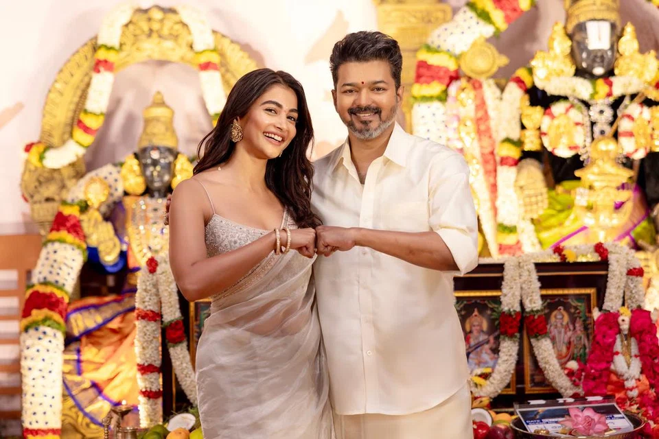 நடிகர் விஜய்யுடன் பூஜா ஹெக்டே.