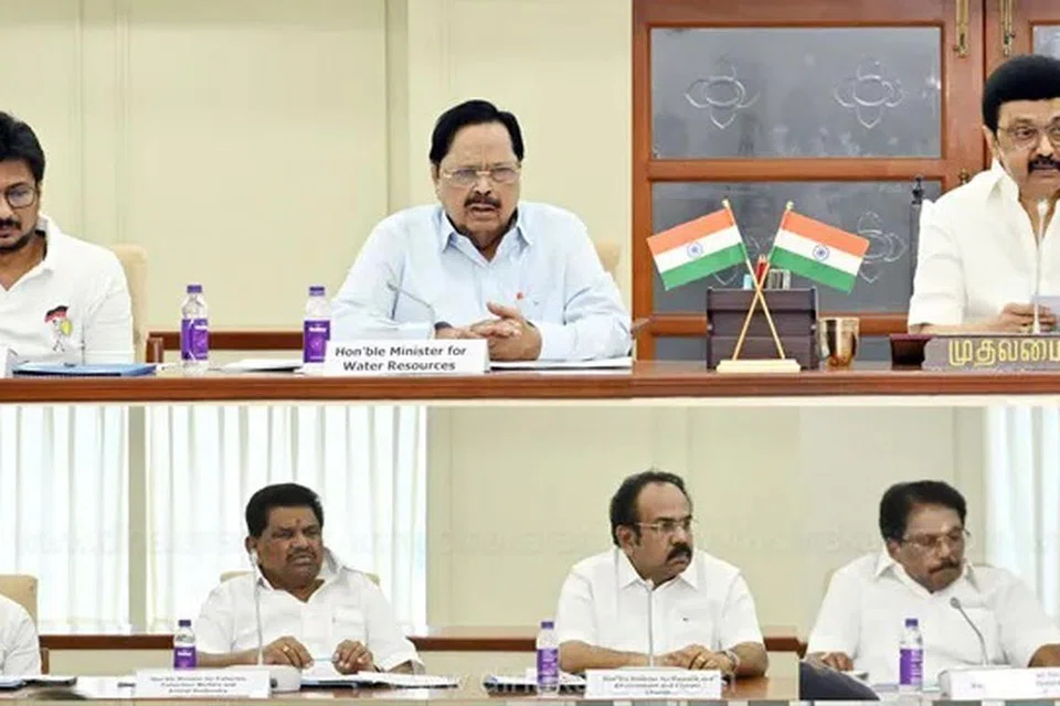 பருவமழை முன்னெச்சரிக்கை நடவடிக்கைகள் தொடர்பில் அமைச்சர்கள், அதிகாரிகளுடன் ஆலோசனையில் ஈடுபட்ட தமிழக முதல்வர் மு.க. ஸ்டாலின்.