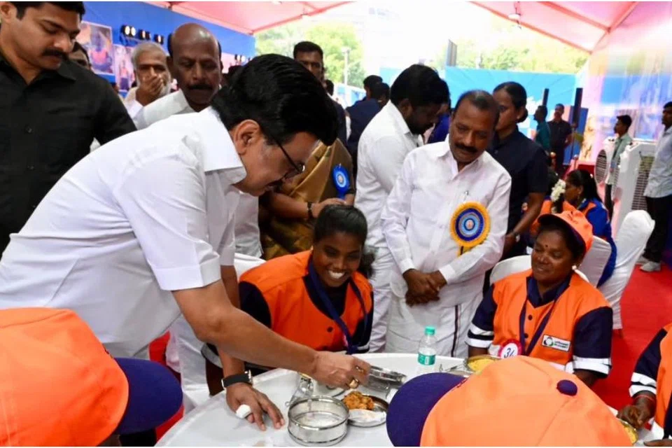 உணவுத் திட்டத்தின் மூலம் தூய்மைப் பணியாளர்கள் இருக்கும் இடம் தேடி வந்த உணவைத் திறந்து பார்க்கிறார் முதல்வர் ஸ்டாலின்.