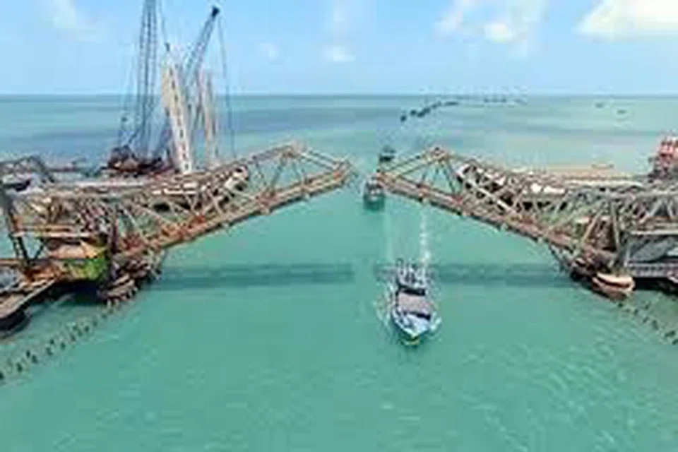 பாம்பன் தூக்குப் பாலம்.