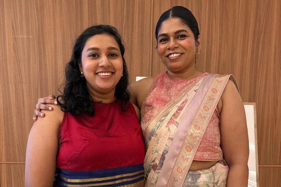 ‘தி நிறம் கலெக்டிவ்’ நிறுவனத்தின் உரிமையாளர்கள் திருவாட்டி சிந்து (இடது), திருவாட்டி ராதா.