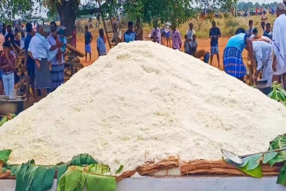 விருந்திற்காக மலையெனக் குவித்து வைக்கப்பட்டிருந்த சோறு.