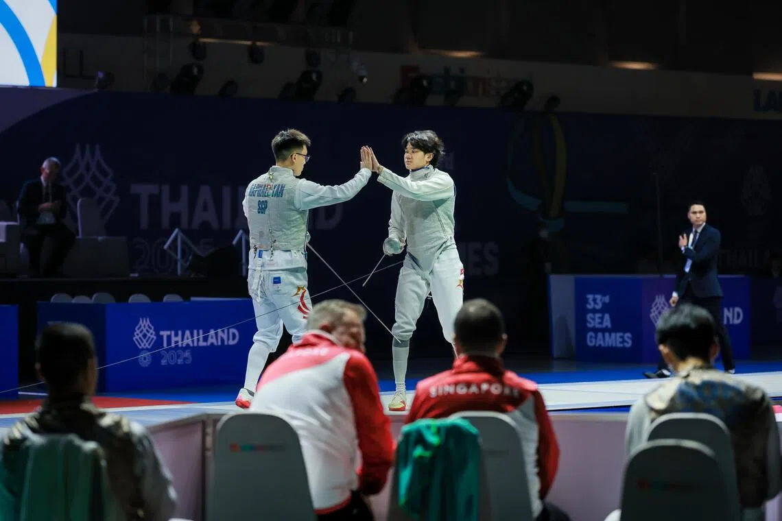 வாள்வீச்சு ஃபொய்ல் பிரிவில் தங்கம் வென்ற சிங்கப்பூர்