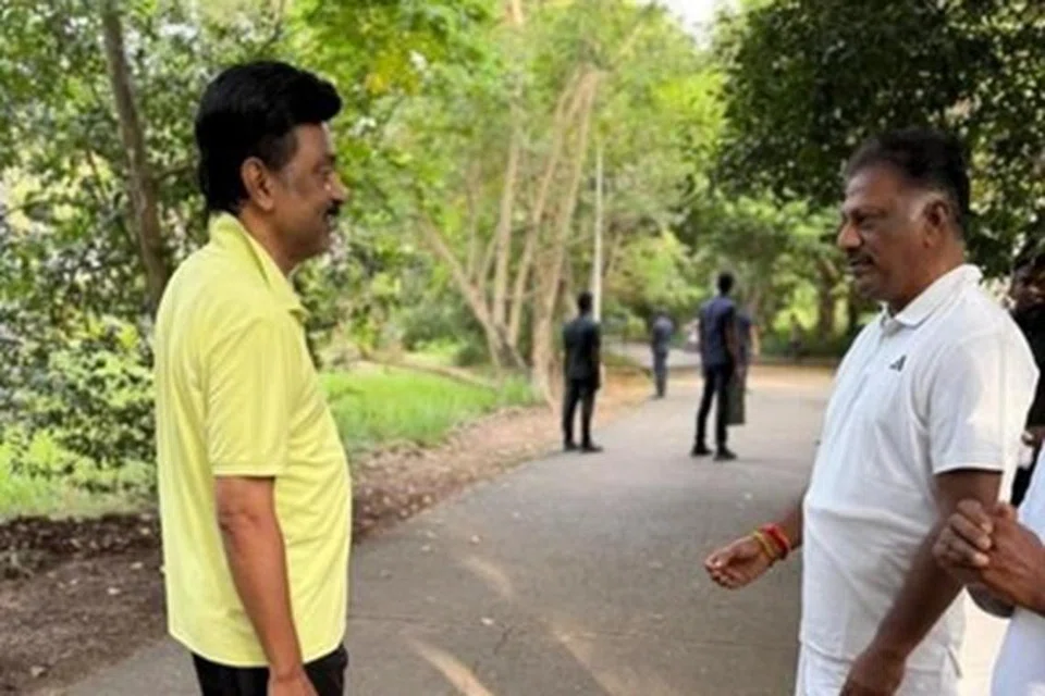 பூங்காவில்  நடைப்பயிற்சி மேற்கொண்டபோது, முதல்வர் ஸ்டாலினும் ஓ.பன்னீர்செல்வமும் சந்தித்தனர்.