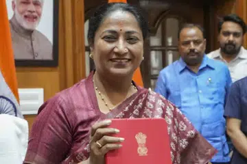 டெல்லி முதல்வரும் நிதி அமைச்சருமான ரேகா குப்தா வரவுசெலவுத் திட்ட அறிக்கையைத் தாக்கல் செய்யச் சென்றார்.