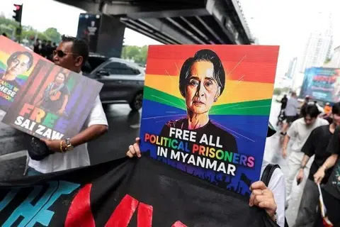 ஆங் சான் சூச்சி ஒரு சகோதரியைப் போன்றவர் எனவே அவரை முறையாக பராமரிப்பதாக மியன்மாரின் வெளியுறவு அமைச்சர் சந்திப்புக் கூட்டத்தில் கூறினார்.