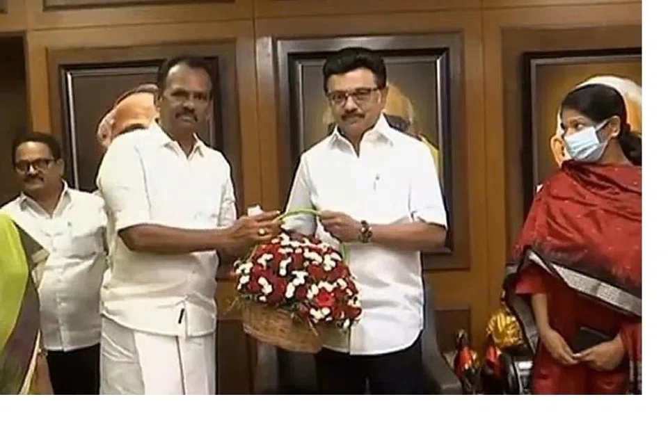 அமமுகவின் முன்னாள் துணைப் பொதுச் செயலாளர் மாணிக்கராஜா, அக்கட்சியில் இருந்து விலகி இன்று (திங்கட்கிழமை) சென்னை அண்ணா அறிவாலயத்தில் முதல்வர் மு.க.ஸ்டாலின் முன்னிலையில் திமுகவில் சேர்ந்தார்.