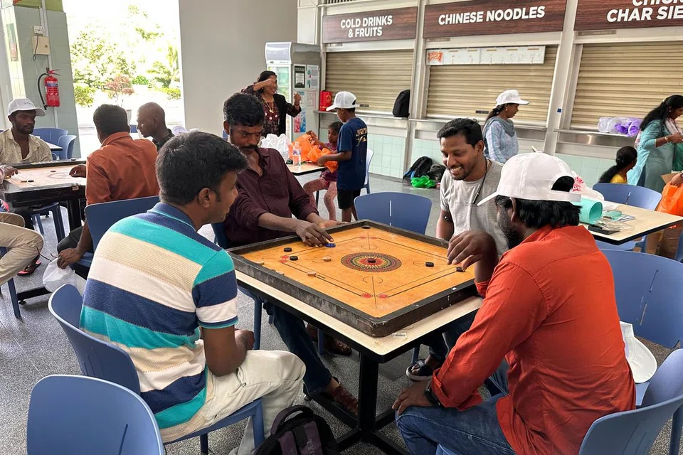 சதுரங்கம், கேரம் போன்ற உள்ளரங்க விளையாட்டுகளும் ஏற்பாடு செய்யப்பட்டிருந்தன. 