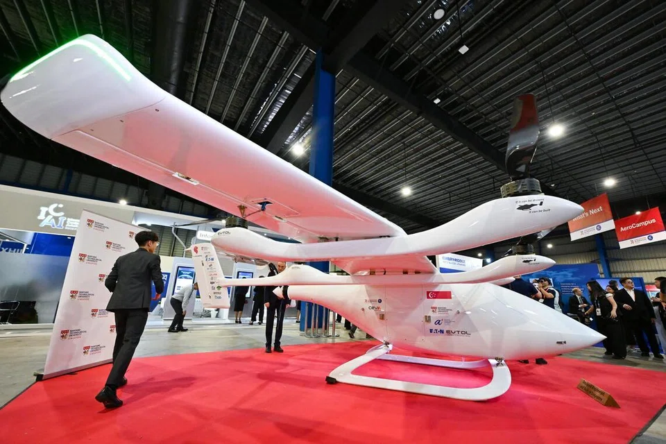 செங்குத்தாக மேலெழும்பி, தரையிறங்கக் கூடிய (eVTOL) சிறிய விமானத்தின் மாதிரி வடிவத்தை என்டியு சிங்கப்பூர் விமானக் கண்காட்சியில் காட்சிப்படுத்தியுள்ளது.
