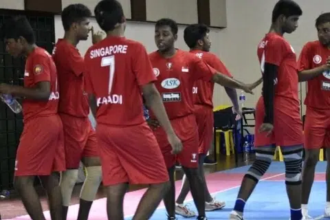 ஆண்கள் கபடி அணியில் இருப்பவர்கள் பெரும்பாலும் மாணவர்கள் அல்லது இளைய வயது ஊழியர்கள். 