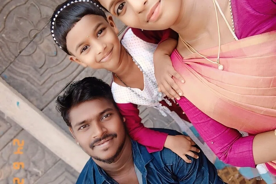 குடும்பத்தினருடன் திரு கோபால் பாலமுருகன்.