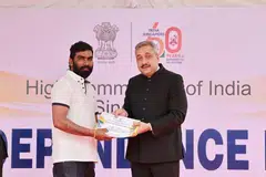 ஏப்ரல் மாதம் ரிவர் வேலி கடைவீட்டில் மூண்ட தீயில் சிறுவர்களைக் காப்பாற்றிய சின்னப்பா கண்ணதாசனுக்குச் சான்றிதழ், பொன்னாடை வழங்கிச் சிறப்பித்த சிங்கப்பூருக்கான இந்தியத் தூதர் டாக்டர் ‌ஷில்பாக் அம்புலே.