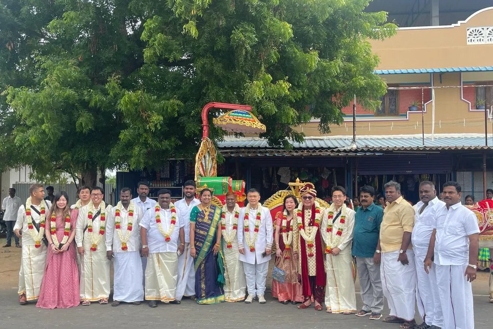 ஜெயபிரகாஷ் குடும்பத்தினரோடு இருக்கும் திரு டோமினிக் குடும்பத்தார்.