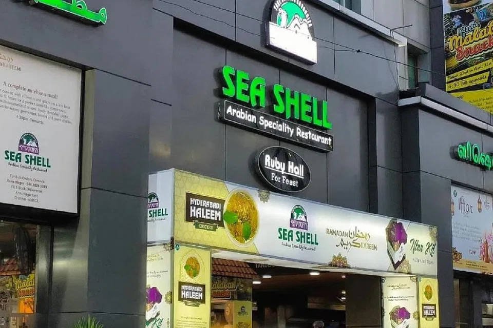 ஆர்யாவுக்குச் சொந்தமான ‘ஸீ ஷெல்’ உணவகத்தில் வருமான வரித்துறை அதிகாரிகள் சோதனை நடவடிக்கைகளை மேற்கொண்டனர்.
