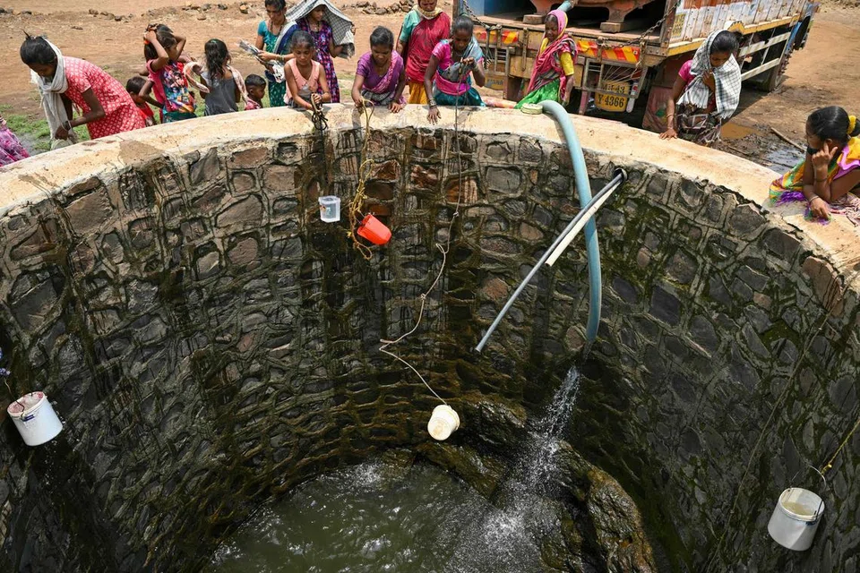 கிராம மக்கள் கிணற்றிலிருந்து நீர் இறைத்து வருவதற்கிடையே தண்ணீர்த் தட்டுப்பாட்டுப் பிரச்சினையைத் தொடர்ந்து எதிர்நோக்குகின்றனர்.