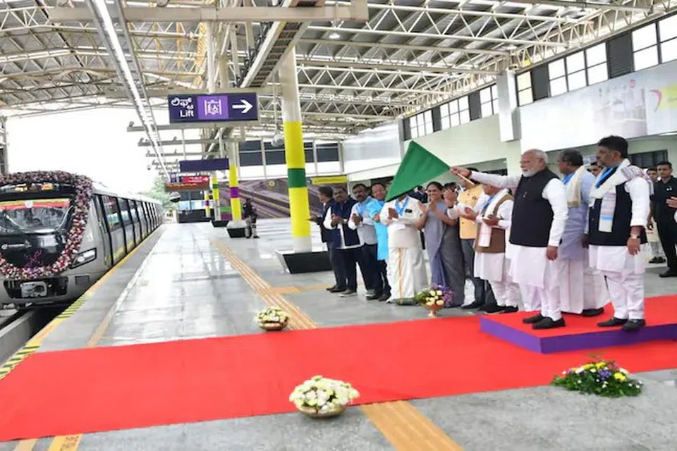பெங்களூரு - பெலகாவி இடையிலான வந்தே பாரத் ரயில் சேவையைக் கொடியசைத்துத் தொடங்கிவைக்கிறார் இந்தியப் பிரதமர் நரேந்திர மோடி.