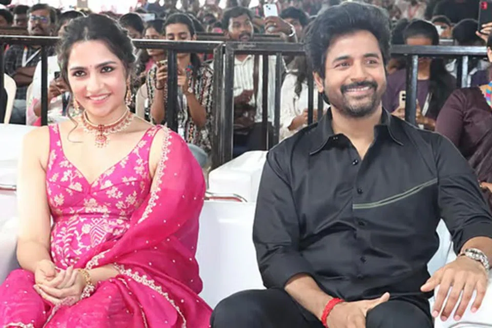 நிகழ்ச்சியில் கலந்துகொண்ட சிவகார்த்திகேயன், ருக்மிணி வசந்த்.