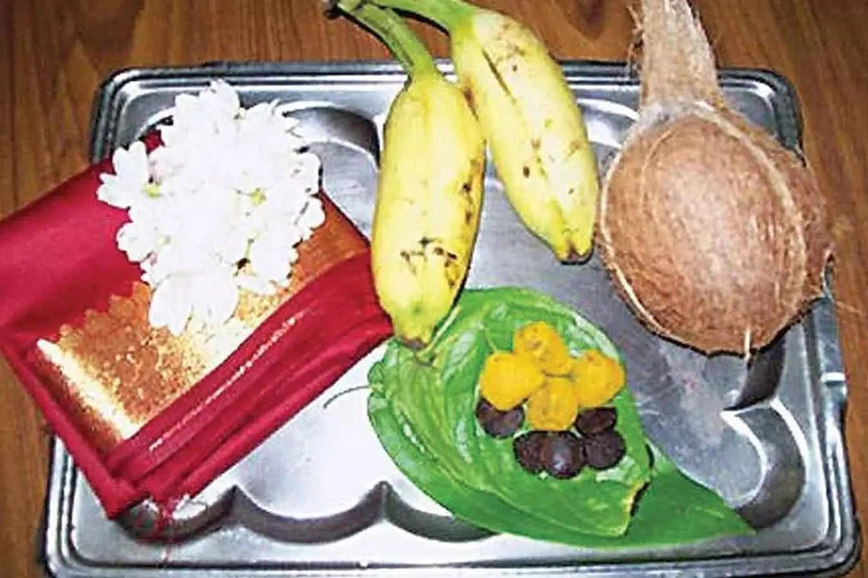 பல பழங்கள் இருந்தாலும், மங்கல நிகழ்வுகள் இடம்பெறும் பழம் வாழைப்பழம் தான்.