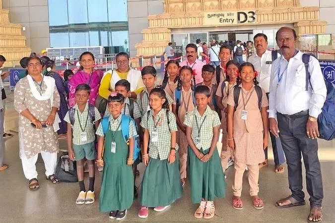 முதல்முறை விமானத்தில் பறந்து மகிழ்ந்த அரசுப் பள்ளி மாணவர்கள்