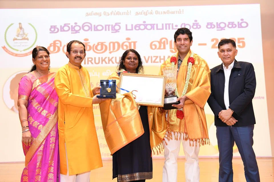 திருவாட்டி சாந்தி செல்லப்பனுக்குத் திருவள்ளுவர் விருதை வழங்குகிறார் திரு விக்ரம் நாயர். உடன் (இடமிருந்து) திருவாட்டி சீதாலட்சுமி, தமிழ்மொழி பண்பாட்டுக் கழகத் தலைவர் ஹரிகிருஷ்ணன் முத்துசாமி, தொழிலதிபர் அப்துல் ஜலீல்.