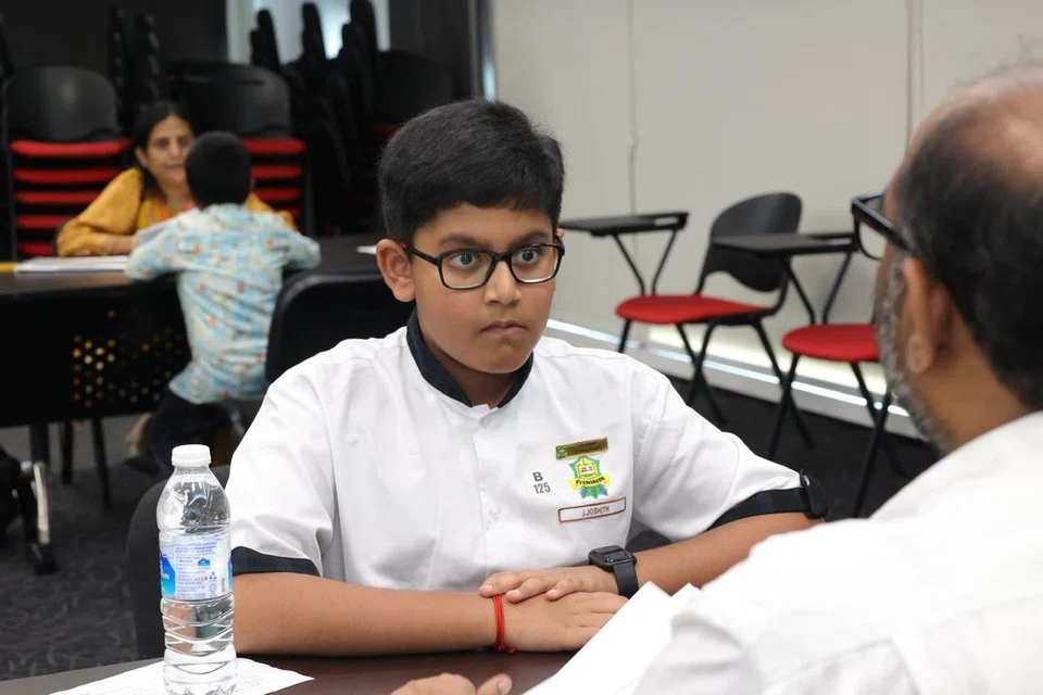 மொழிபெயர்ப்புப் போட்டியில் மாணவர்கள் கொடுக்கப்பட்ட ஆங்கிலச் சொற்களையும் வாக்கியங்களையும் தமிழில் மொழிபெயர்க்கவேண்டும்.