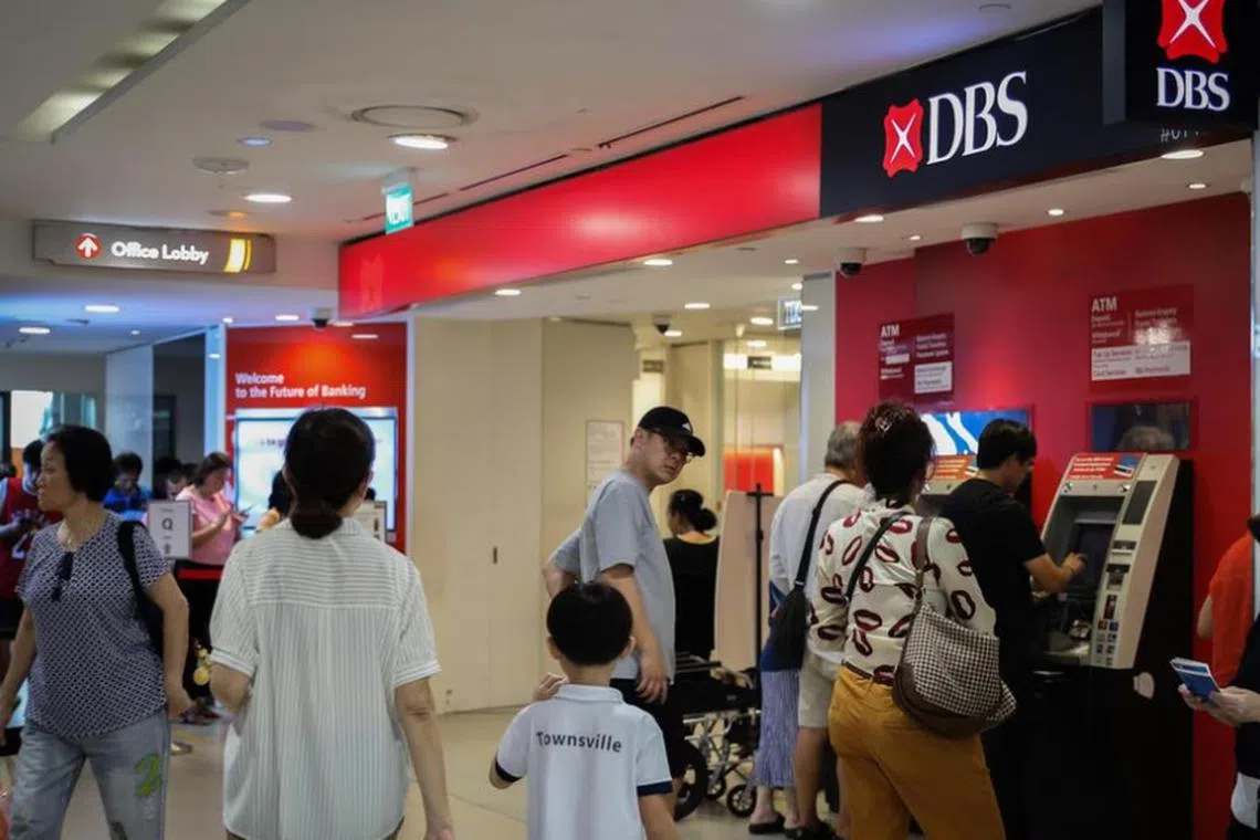 மூன்றாண்டுக்குப் பின் டிபிஎஸ் வங்கி லாபம் 2% சரிந்தது: உலக வரி உயர்வால் பாதிப்பு