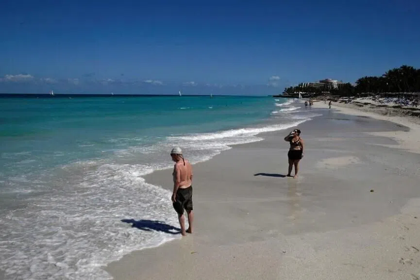 கியூபாவை விட்டு வெளியேறும் சுற்றுலாப் பயணிகள்