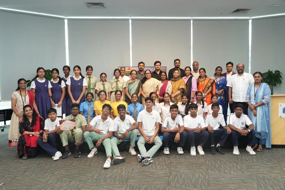 நிகழ்ச்சிக்கு வந்திருந்த பேராளர்களுடன் இறுதிப்போட்டியில் பங்கேற்ற மாணவர்கள்.