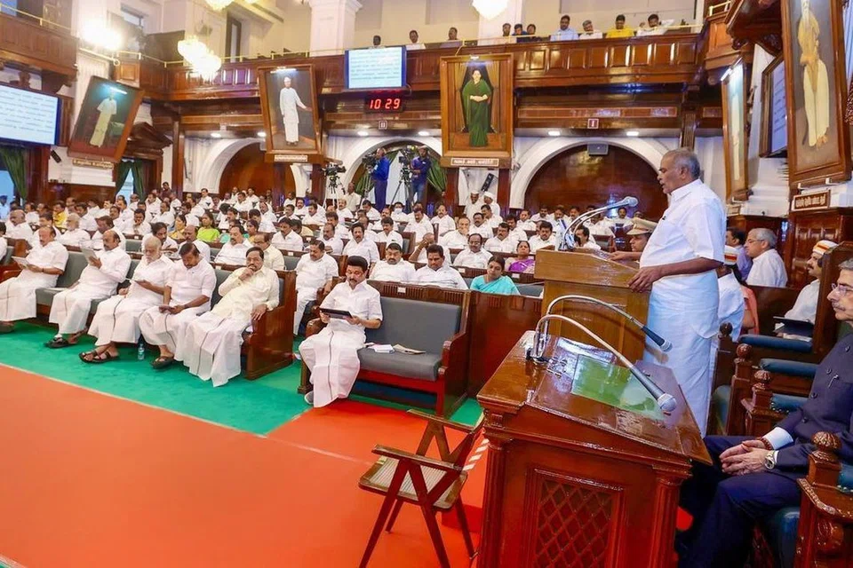 சட்டமன்றத்தில் தேசிய கீதத்தை முதலில் பாட வேண்டும் என்று கோரிக்கை வைப்பதற்கு ஆளுநருக்கு உரிமை இல்லை என்று கூறியுள்ளார் சபாநாயகர் அப்பாவு.