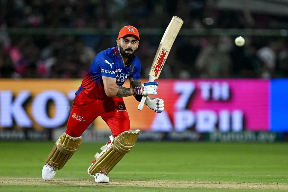 ராஜஸ்தான் ராயல்ஸ் அணிக்கு எதிரான ஆட்டத்திலும் பந்தடிக்கும் ராயல் சேலஞ்சர்ஸ் பெங்களூரு வீரர் விராத் கோஹ்லி.