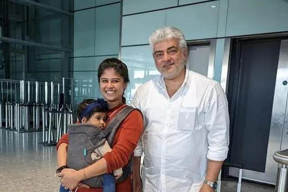 லண்டன் விமான நிலையத்தில் அஜித்துடன் புகைப்படம் எடுத்துக்கொண்ட பயணி. படம்: டுவிட்டர்