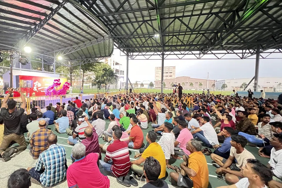 நிகழ்ச்சியைக் காண வெளிநாட்டு ஊழியர்கள் ஆர்வத்துடன் திரண்டனர்.