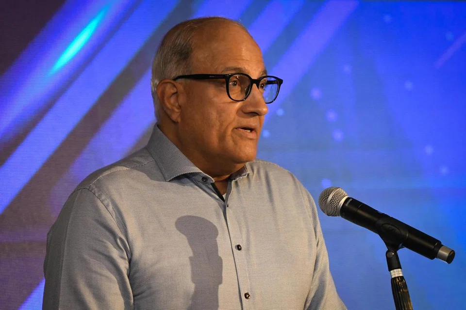 விடுமுறையில் செல்லும்படி அமைச்சர் ஈஸ்வரனுக்கு பிரதமர் லீ சியன் லூங் உத்தரவிட்டு உள்ளார். 