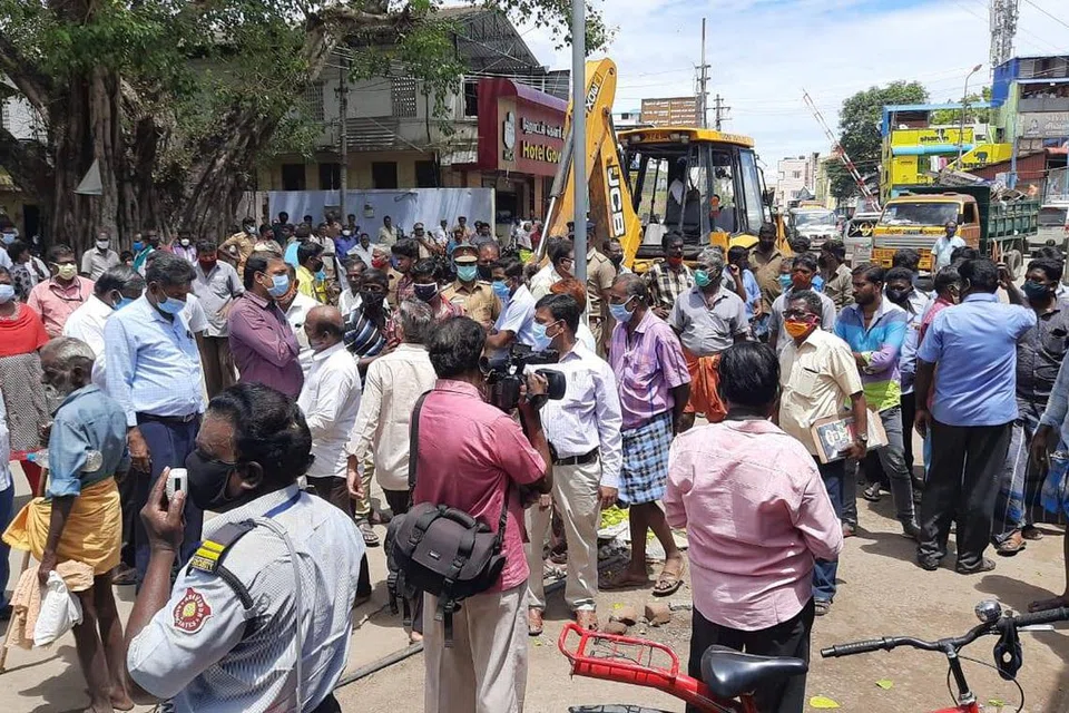 பழனி முருகன் கோவில் மலை அடிவாரத்தில் அமைந்துள்ள கிரி வீதியில் ஆக்கிரமிப்புகளை அகற்ற நடவடிக்கை எடுக்க வேண்டுமென பக்தர் ஒருவர் நீதிமன்றத்தை நாடியதை அடுத்து நடவடிக்கை எடுக்கப்பட்டுள்ளது.