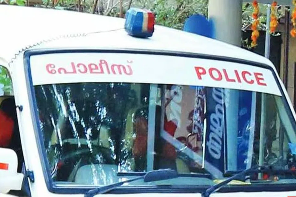 சிறுமியின் தங்கத்தோடுகளைத் திருடிய மர்ம நபர், பின்னர் சிறுமியை அவர் வீட்டருகே விட்டுச் சென்றார்.