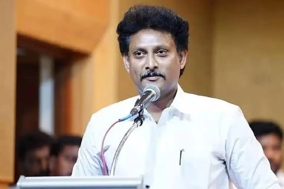 பாஜகவினர் மும்மொழிக் கொள்கைக்கு ஆதரவாக மாணவர்களிடம் வற்புறுத்திக் கையெழுத்து வாங்கினால் கடும் நடவடிக்கை எடுக்கப்படும் என்று தமிழ் நாடு கல்வியமைச்சு எச்சரிக்கை விடுத்துள்ளது.