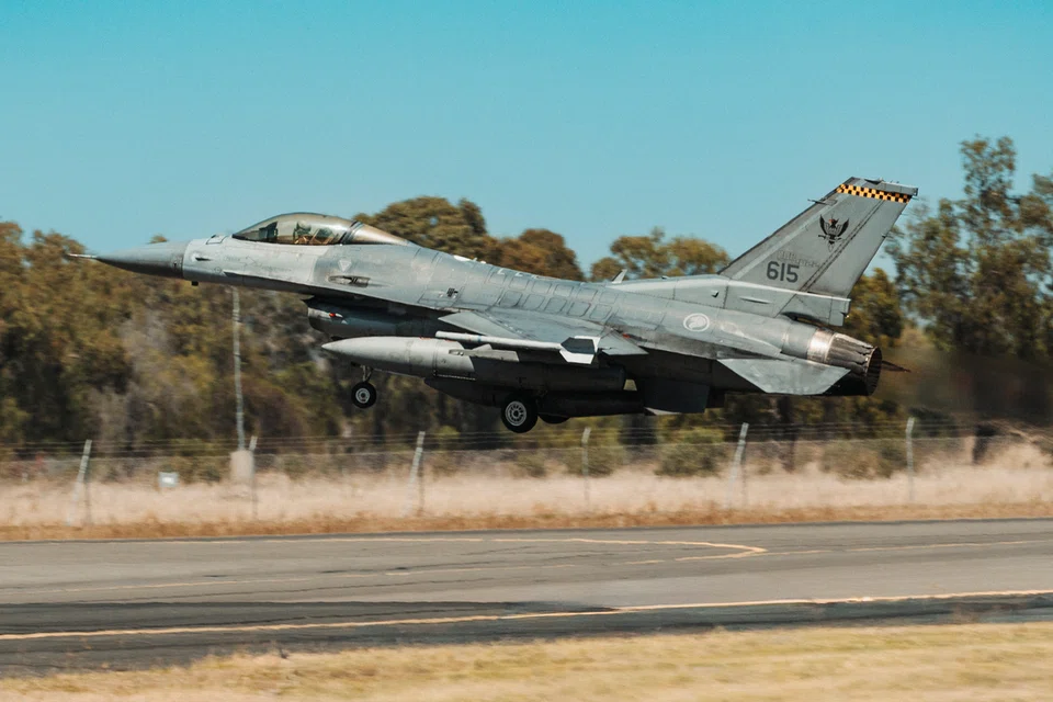 F-16 போர் விமானம்.