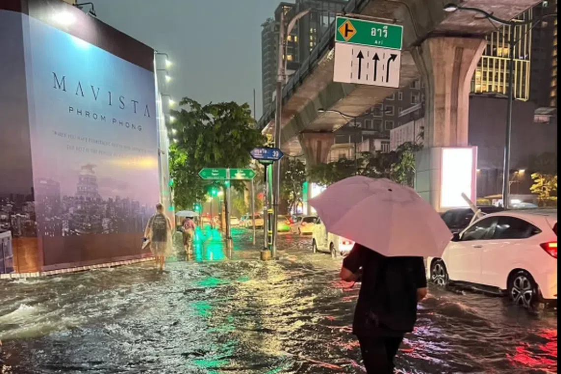 பேங்காக் நகரில் கனமழை, பெருவெள்ளம்