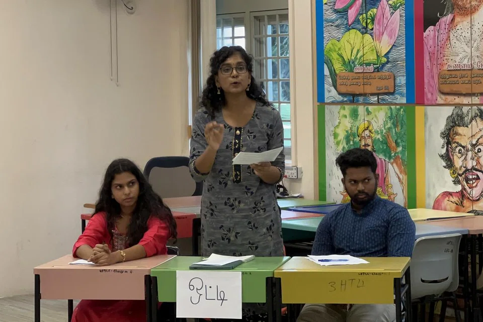 டிக்டாக், சொத்துரிமைத் திருட்டுக்கு வழிவகுக்கிறது என விவாதித்த ‘இளந்தீ’ (என்யுஎஸ்) அணியினர் (இடமிருந்து) அருணா கந்தசாமி, வி‌ஷ்ணு வர்தினி, சுப்ரமணியன் கார்த்திகேயன்.