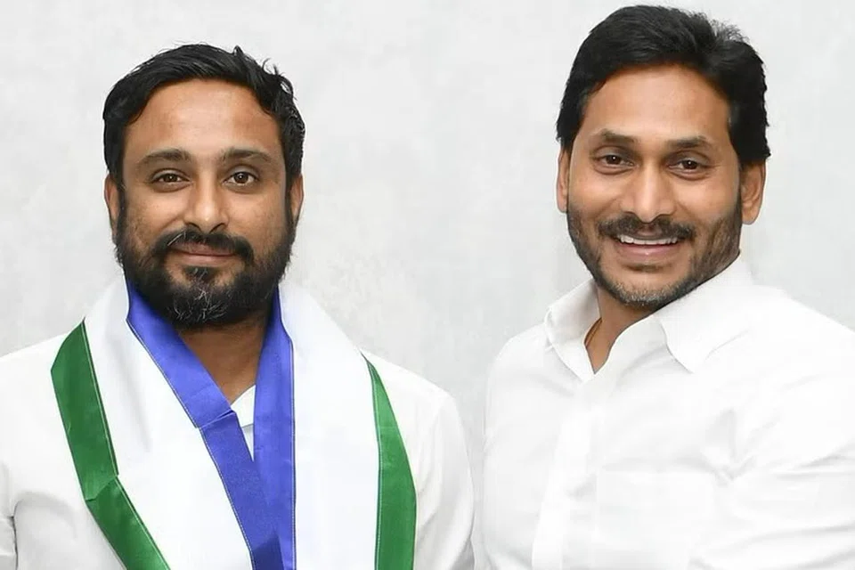 2023 டிசம்பர் 28ஆம் தேதி ஆந்திர முதல்வர் ஜெகன் மோகன் ரெட்டி (வலது) முன்னிலையில் ஒய்எஸ்ஆர் காங்கிரஸ் கட்சியில் இணைந்த அம்பதி ராயுடு.