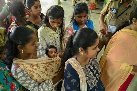 சென்னையில் வாக்களித்த இளம் தாய்மாரும் பெண்களும்.