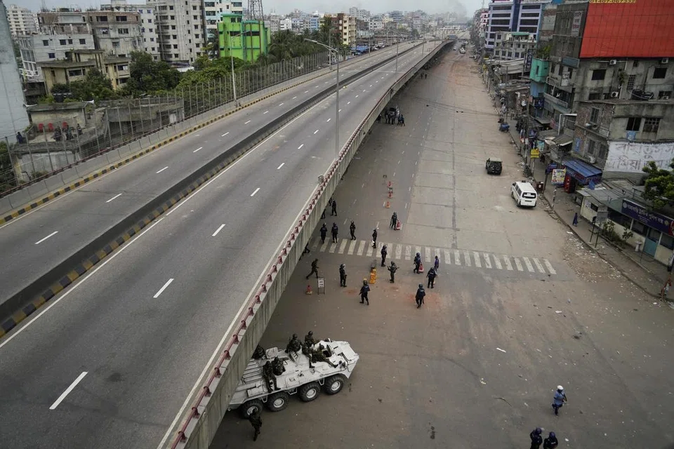 ஊரடங்கு காரணமாக வெறிச்சோடிக் காணப்படும் டாக்கா நகர் சாலைகள். 