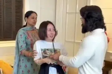 ராம்சரணுக்குப் பரிசு கொடுத்த ஜப்பான் ரசிகை.