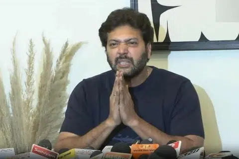 நடிகர் ரவிமோகன், தனது மனைவி தரப்பினர் தன் குழந்தைகளைக்கூடப் பார்க்க அனுமதிக்கவில்லை என்று அண்மையில் கண்ணீர்ப் பேட்டி அளித்திருந்தார்.