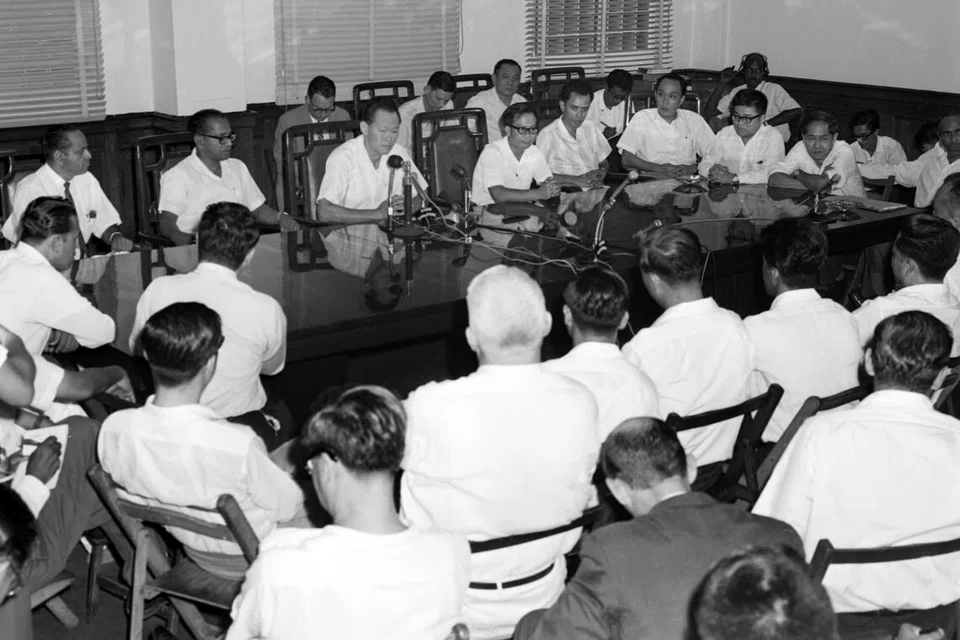 1965ஆம் ஆண்டில் மலேசியாவிலிருந்து சிங்கப்பூரின் பிரிவு குறித்த செய்தியாளர் சந்திப்பில் அப்போதைய பிரதமர் லீ குவான் யூ மற்றும் துணைப் பிரதமர் டாக்டர் டோ சின் சாய்.