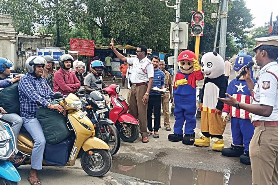 இரு சக்கர வாகனமோட்டிகளிடம் தலைக்கவசம் பற்றிய அவசியத்தை வலியுறுத்தும் சென்னை போக்குவரத்துக் காவல்துறை அதிகாரிகள்.