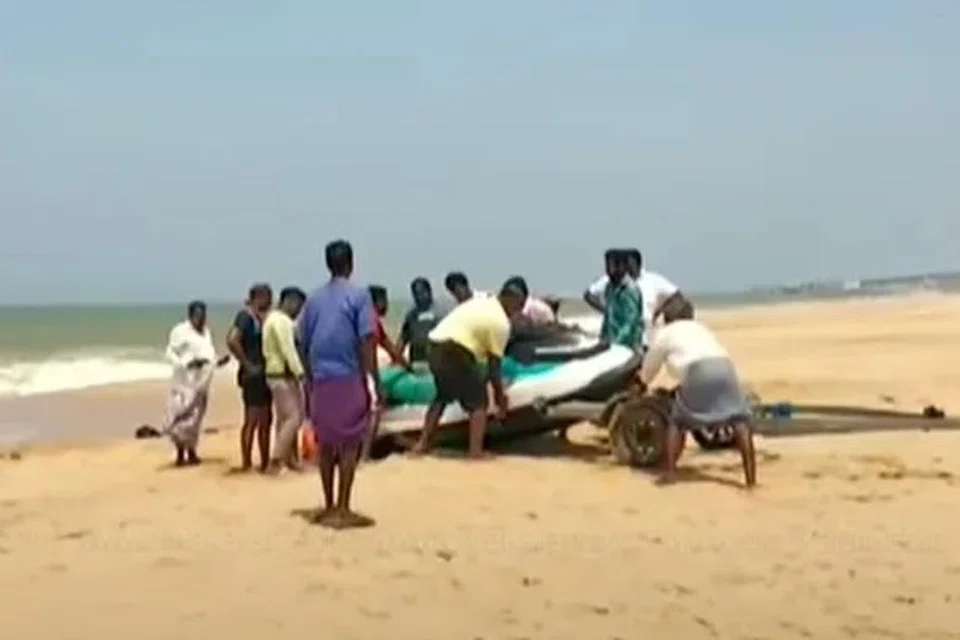 படகு மூலம் மீட்புப் பணி மேற்கொள்ளப்பட்டது.