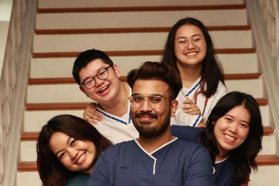 டான் டோக் செங் மருத்துவமனையில் பல்கலைக்கழக மாணவர்களுடன் தேவேந்திரன் செல்வராஜு, 27.